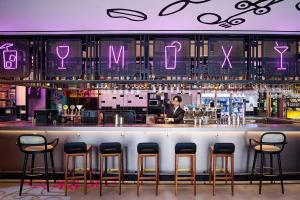 Lounge nebo bar v ubytování Moxy Seoul Myeongdong