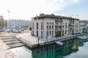 budynek na wodzie obok portu w obiekcie Ponte dei Voltoni Apartment w mieście Peschiera del Garda
