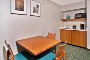 SpringHill Suites by Marriott Chicago Southwest at Burr Ridge Hinsdale的厨房或小厨房