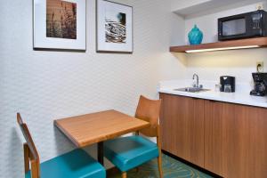SpringHill Suites by Marriott Chicago Southwest at Burr Ridge Hinsdale的厨房或小厨房