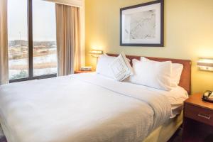 SpringHill Suites by Marriott Chicago Southwest at Burr Ridge Hinsdale客房内的一张或多张床位