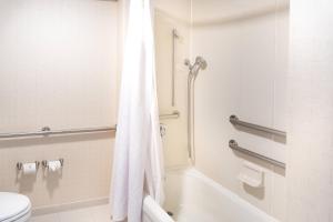 SpringHill Suites by Marriott Chicago Southwest at Burr Ridge Hinsdale的一间浴室