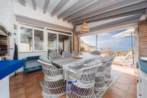 a kitchen and dining room with a table and chairs at Casa Tropical in La Herradura