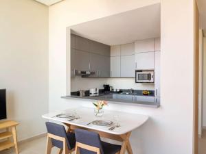 Virtuve vai virtuves zona naktsmītnē Adagio Doha