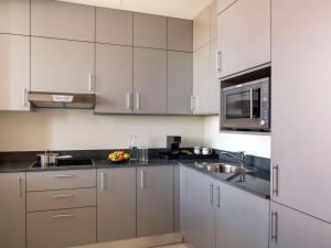 Virtuve vai virtuves zona naktsmītnē Adagio Doha