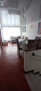 a living room with a table and chairs and a couch at Casa de 3 habitaciones y 3 baños cerca al centro de la ciudad in Manizales