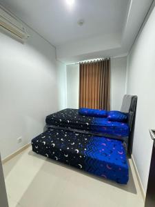 Klandasan KecilJust Cozy Apartemen Borneo Bay 1 BR dan 2 BR的一间房间里有两张床的卧室 更多4张照片