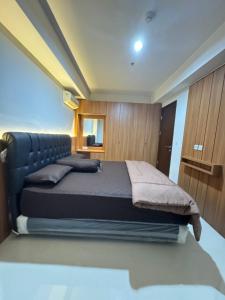 Klandasan KecilJust Cozy Apartemen Borneo Bay 1 BR dan 2 BR的房间里有一张大床的卧室