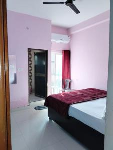 Rúm í herbergi á Premshi Guest House