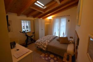 a bedroom with a bed and a desk and a window at B&B Il Noce alla Finestra in Roe