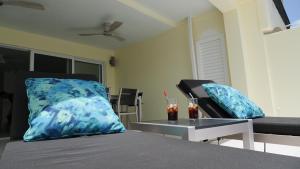 TV a/nebo společenská místnost v ubytování 217B Jolly Harbour Antigua - Clearwater Villa