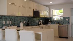 Kuchyň nebo kuchyňský kout v ubytování 217B Jolly Harbour Antigua - Clearwater Villa