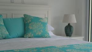 Postel nebo postele na pokoji v ubytování 217B Jolly Harbour Antigua - Clearwater Villa