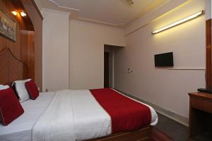 Postel nebo postele na pokoji v ubytování Hotel O Gold Palace