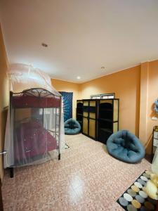 een slaapkamer met twee stapelbedden in een kamer bij Beachfront bungalow south of Phuket in Phuket +20 foto's