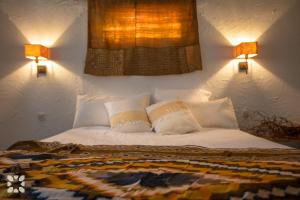 ein Schlafzimmer mit einem Bett mit zwei Leuchten in der Unterkunft Villa Buena Vida by Abahana Villas in Jávea + 21 Fotos