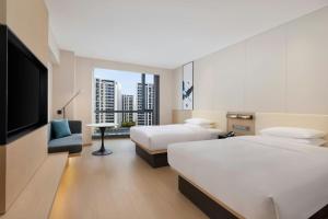 Postel nebo postele na pokoji v ubytování Fairfield by Marriott Yiwu