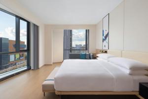 Postel nebo postele na pokoji v ubytování Fairfield by Marriott Yiwu