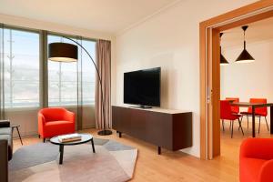 TV a/nebo společenská místnost v ubytování Lyon Marriott Hotel Cité Internationale