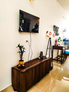 TV a/nebo společenská místnost v ubytování VERY Romantic Whitetown studio-Private Outdoor Dinning