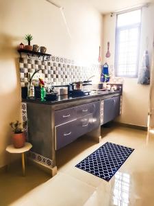 Kuchyň nebo kuchyňský kout v ubytování VERY Romantic Whitetown studio-Private Outdoor Dinning