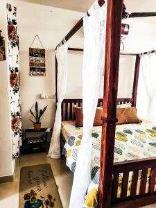 Postel nebo postele na pokoji v ubytování VERY Romantic Whitetown studio-Private Outdoor Dinning