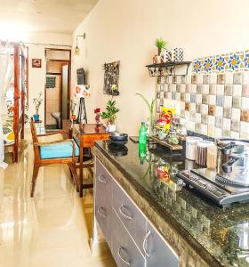 Kuchyň nebo kuchyňský kout v ubytování VERY Romantic Whitetown studio-Private Outdoor Dinning