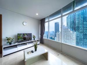 salon z białymi ścianami i dużym oknem w obiekcie Vortex Suites klcc By Sky House w Kuala Lumpur