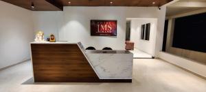 JaunpurHotel JMS Grand的电视室里的接待台