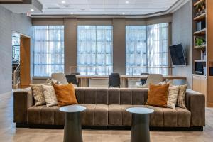 Posezení v ubytování Sheraton Suites Wilmington Downtown