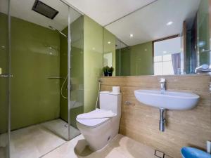 łazienka z toaletą, umywalką i prysznicem w obiekcie Vortex Suites klcc By Sky House w Kuala Lumpur +10 zdjęć