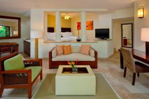 Телевизор и/или развлекательный центр в The Westin Reserva Conchal, an All-Inclusive Golf Resort & Spa