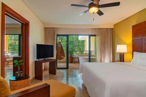 Телевизор и/или развлекательный центр в The Westin Reserva Conchal, an All-Inclusive Golf Resort & Spa