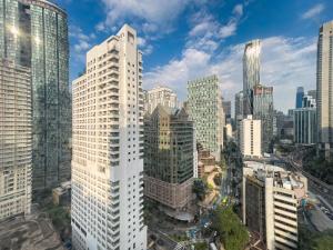 widok miasta z lotu ptaka z wysokimi budynkami w obiekcie Vortex Suites klcc By Sky House w Kuala Lumpur