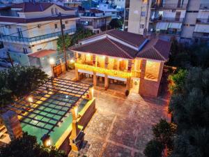 una vista dall'alto di un edificio con piscina di Archontiko Frideriki Luxury Apartments a Chio (Chios)