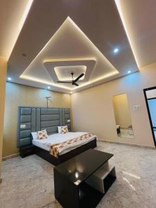 a bedroom with a bed and a ceiling fan at Tarachand Resort in Soh Sarāi +23 photos
