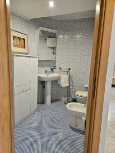 un bagno con un water e un lavandino di Peter's Flat a Napoli