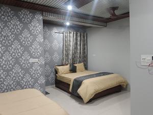 Postel nebo postele na pokoji v ubytování Radhika Hotel