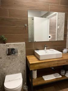 A bathroom at Z Inn Ioannina