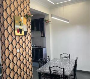 Kuchyň nebo kuchyňský kout v ubytování Au coin de la rue de Goma