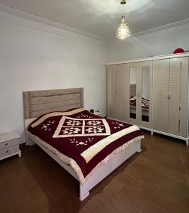 a bedroom with a bed and a dresser at Lumineux Calme avec Parking Privé Proche La Marsa in Tunis