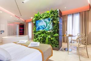 a bedroom with a large green wall at Costa Rica Bibione SPA in Bibione