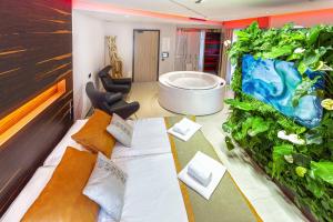 a room with a large bed and a large aquarium at Costa Rica Bibione SPA in Bibione
