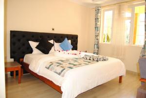 Postel nebo postele na pokoji v ubytování Lacienda Kitui Resort + 82 fotografií
