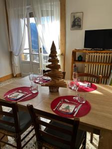 un tavolo da pranzo con un albero di Natale sopra di Casa Regis a San Giacomo