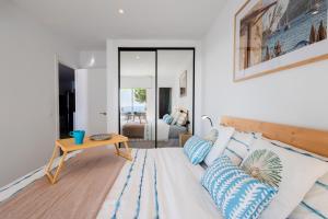 En eller flere senge i et værelse på Seaside Spa Luxury Flat - Jacuzzi - Sauna - Sea view