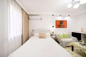 Tonight Aparthotel Jing'an Temple Branch Shanghai客房内的一张或多张床位