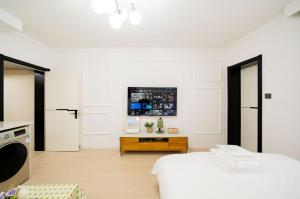 Tonight Aparthotel Jing'an Temple Branch Shanghai的电视和/或娱乐中心