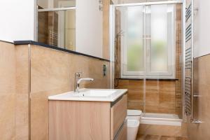 une salle de bain avec un lavabo et des toilettes dans l'établissement ca de pria, à Gênes 19 autres photos