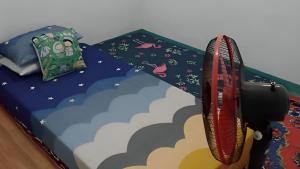 Ένα ή περισσότερα κρεβάτια σε δωμάτιο στο Homestay Alaswangi Syariah +3 φωτογραφίες